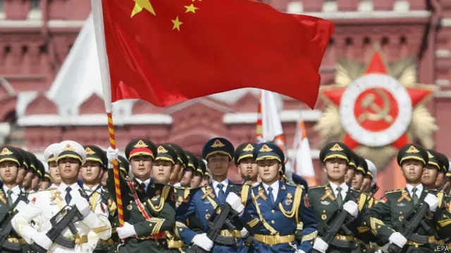 Китайские солдаты на параде 