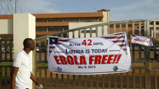 Une banderole faisant état de la fin de l'épidémie de fièvre Ebola au Liberia, en mai 2015.