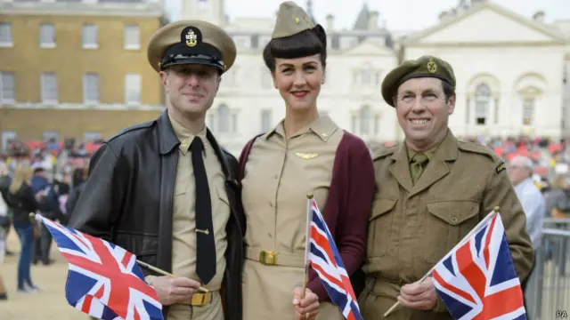 В костюмах сороковых