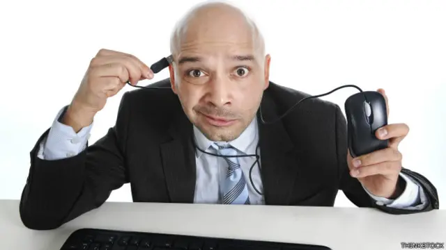 Empleado "enchufado" al ratón de su computadora