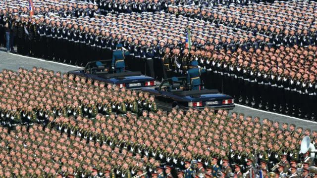 据报道，俄罗斯事先向70个国家的领导人发出了出席阅兵式的邀请，但最后接受邀请参加的只有26个国家的领导人。