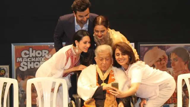 یہاں ریکھا، نیتو سنگھ، کرشما کپور، اور رنبیر کپور کو ششی کپور کے ساتھ دیکھا جا سکتا ہے