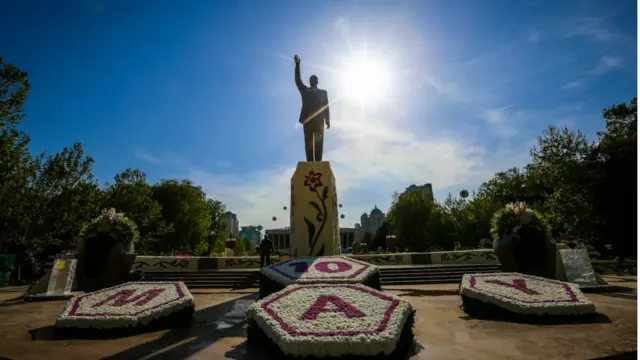 Bakıya xaricdən gətirilən güllər üçün milyonlarla manat pul xərcləndiyi deyilir. 