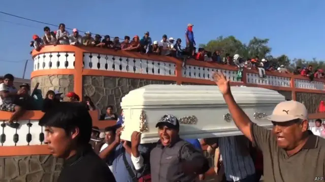 Hombres con féretro de Henry Checlla, en Perú.