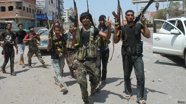 Йеменцы, верные бежавшему президенту