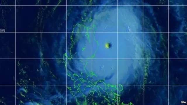 سیارے سے حاصل کی جانے والی تصویر میں ٹائیفون کو فلپائن کی جانب بڑھتے ہوئے دیکھا جا سکتا ہے