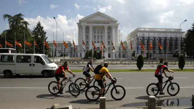 Приспущенные флаги над парламентом в Македонии