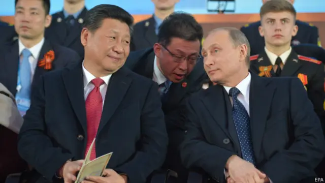 英国《每日电讯报》网络版发表了一篇文章,就中国国家主席习近平与俄罗斯总统在周六(9日)莫斯科红场阅兵式上表现得的亲密无间发表评论。