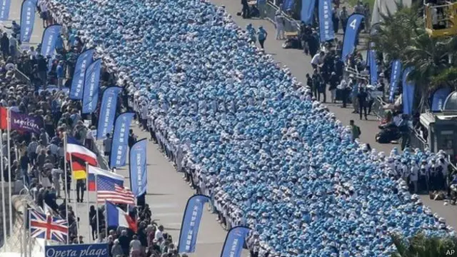 فرانس آنے والا اب تک کا یہ سب سے بڑا سیاحتی گروہ سنیچر کو ملک کے سیاحتی مقام نیس پہنچا۔