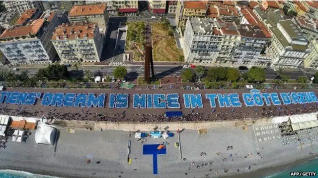 اس گروپ نے مخصوص انداز میں کھڑے ہوکر سب سے لمبا جملہ لکھا جوایک نیا ریکارڈ ہے