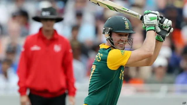 ڈی ولیئرز نے اننگز کی آخری گیند پر چھکا لگا کر اپنی سنچری مکمل کی وہ 104 رنز بناکر ناٹ آؤٹ رہے