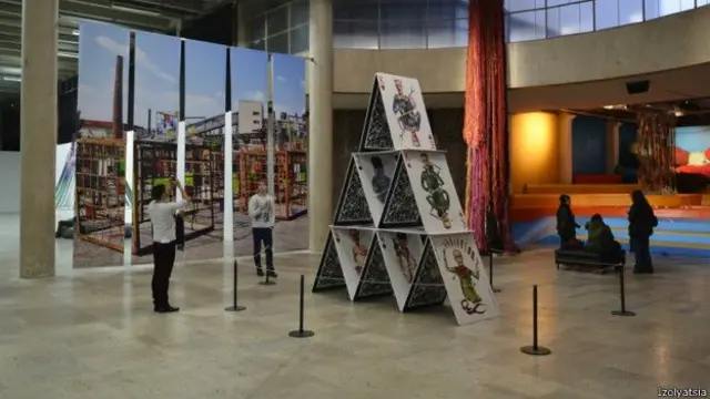 "Картковий будиночок"