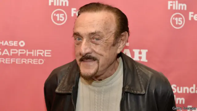 پروفسور زیمباردو که چهره‌ای جنجالی است به سبب آزمایش زندان استنفورد، یکی از معروفترین مطالعات تاریخ روانشناسی شهرت دارد 