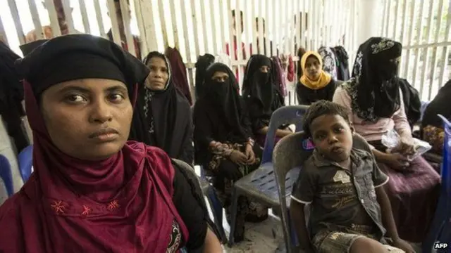 这艘满载妇女老幼的船只在印度尼西亚亚齐省附近搁浅