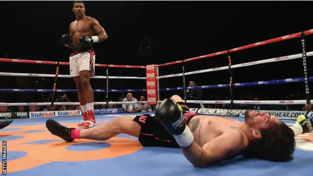 Кличко назвав Ентоні Джошуа (на фото стоїть) одним із найперспективніших молодих боксерів