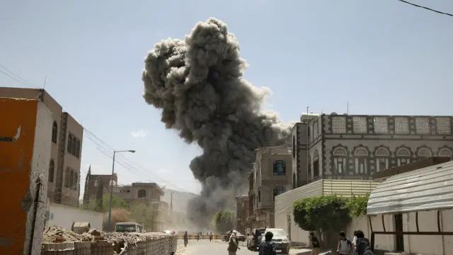 Tembakan rudal dilaporkan menghantam dua tenda tempat resepsi itu digelar di sebuah desa di dekat pelabuhan Laut Merah, Mocha.