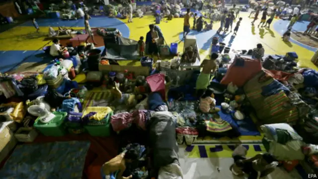 數千人被迫離開家園來到臨時接待站