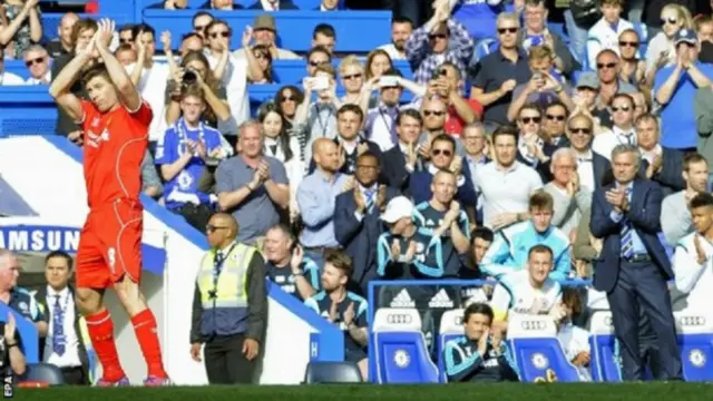 Para pendukung Chelsea bangkit berdiri dan bertepuk tangan untuk kapten Liverpool Steven Gerrard saat laga berakhir imbang 1-1 di Stamford Bridge, Minggu (10/05).