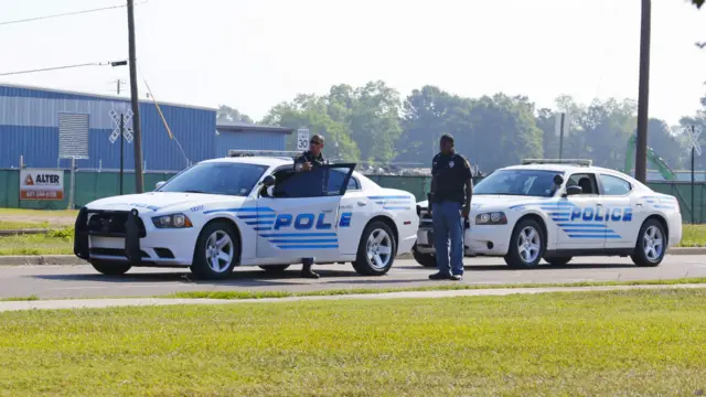 两名哈蒂斯堡警员在枪击案现场附近执勤(10/5/2015)