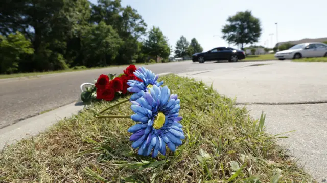 哈蒂斯堡居民在警员遭枪杀案现场献花(10/5/2015)