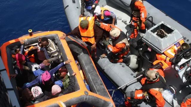 德国海军救难人员在意大利兰佩杜萨岛附近的地中海海域救起数名遭遇沉船的偷渡者(8/5/2015)