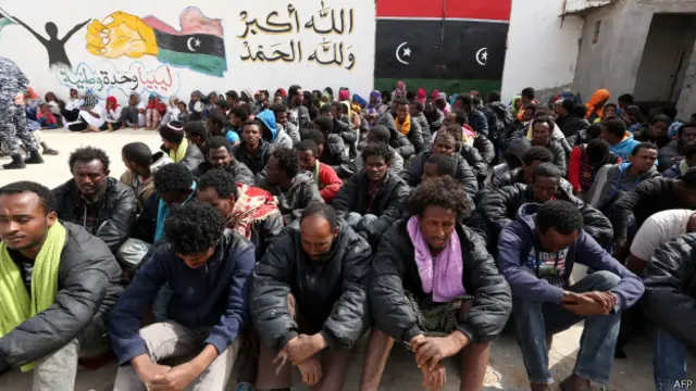 يقول بعض المهربين في ليبيا إن تنظيم الدولة الإسلامية يسمح لهم بمواصلة عملهم مقابل نسبة 50% مما يحصلون عليه.