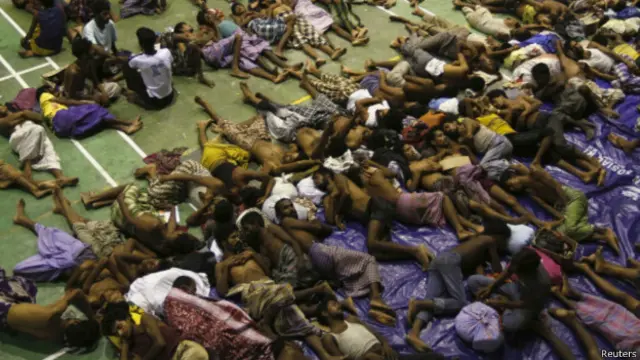 Беженцы из Мьянмы, спасенные у берегов Индонезии