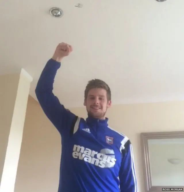 Ross Morgan muestra cómo fue que le pegó al techo de su casa.