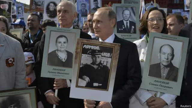 Российский президент Владимир Путин присоединился к шествию на Красной площади