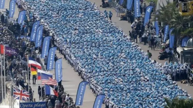 天狮公司的老板李金元带领6400名员工前往法国度假成为多家报纸报道的内容。