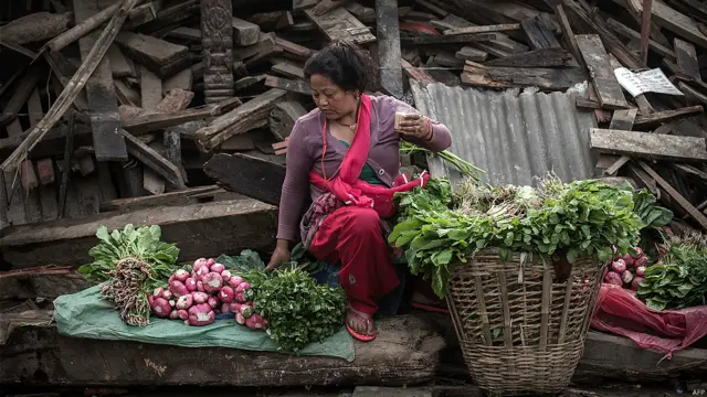 کھٹمنڈو میں اب بھی جگہ جگہ ملبے کے ڈھیر ہیں تاہم اب آہستہ آہستہ لوگوں نے ملبے پر ہی اپنے کاروبار کا دوبارہ آغاز شروع کیا ہے۔