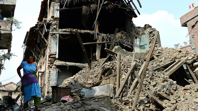 زلزلے میں ہلاکتوں کی تعداد آٹھ ہزار کے قریب پہنچ چکی ہے۔بین الاقوامی امدادی اداروں نے خبردار کیا ہے کہ نیپال کے زلزلے سے متاثرہ علاقوں میں رہائش اور گندے پانی کی نکاسی کی مناسب سہولیات نہ ہونے کے باعث ہیضہ، اسہال اور دیگر امراض پھوٹ سکتے ہیں۔