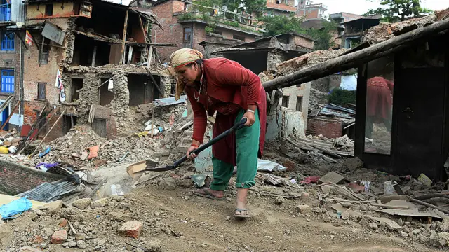 دارالحکومت کھٹمنڈو اور اس کے مضافات میں بڑی تعداد میں املاک کو نقصان پہنچا۔ زلزلے سے ہونے والی تباہی کے بعد تاحال اب بھی کئی علاقوں میں لوگ امداد کے منتظر ہیں۔