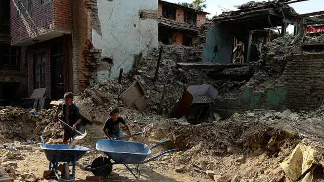 حکام کے مطابق اسی لاکھ آبادی متاثر ہوئی ہے۔ حکام نے اس خدشے کا اظہار کیا کہ زلزلے کے نتیجے میں ہلاکتوں کی تعداد 10 ہزار سے تجاوز کر سکتی ہے۔ بھاری مشینری دستیاب نہ ہونے کی وجہ سے لوگوں کو ملبہ صاف کرنے میں شاید کئی ہفتے لگ جائیں۔