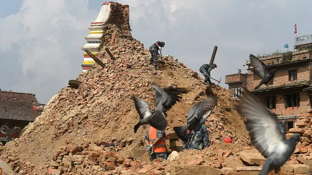 دارالحکومت میں زلزلے سے تاریخی مقامات کے ملبے کو محفوظ طریقے سے ہٹانے کے لیے فوجی اہلکاروں کو استعمال کیا جا رہا ہے۔