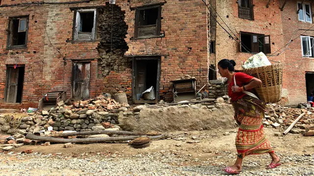 کئی لوگ دن میں اپنے مکانات کا ملبہ صاف کرتے ہیں اور رات کیمپوں میں گزارتے ہیں۔ دارالحکومت میں زلزلے کے بعد آنے والے آفٹر شاکس کی وجہ سے بڑی تعداد میں لوگ شہر چھوڑ کر عارضی طور پر دیہی علاقوں میں منتقل بھی ہوئے۔