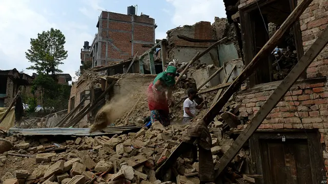 ملک میں چند ہفتوں بعد مون سون بارشوں کا سلسلہ شروع ہونے کا امکان ہے جس کی وجہ سے بے گھر افراد کی مشکلات میں مزید اضافہ ہو سکتا ہے۔ اب بھی بڑی تعداد میں لوگ عارضی کیمپوں میں مقیم ہیں۔