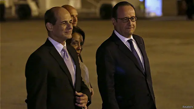 فرانسوا اولاند ( سمت راست) در اولین سفر رسمی خود به کوبا مورد استقبال معاون وزیر خارجه این کشور قرار گرفت