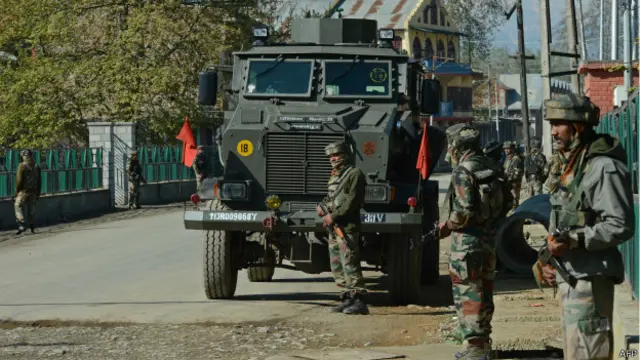 بھارت کے مختلف علاقوں سے فوجی یا نیم فوجی اہلکاروں کے دستے کشمیر میں تعیناتی کے لئے بسوں اور دوسری گاڑیوں میں اسی راستے سے کشمیر آتے ہیں