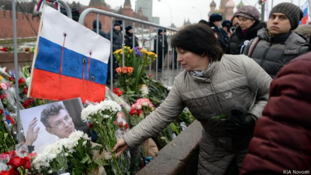 Цветы у места гибели Бориса Немцова