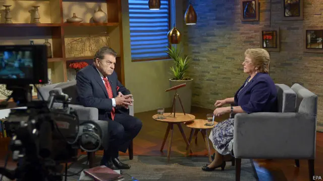 El animador Mario Kreutzberger entrevista a la presidenta de Chile, Michelle Bachelet.