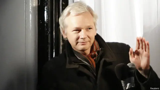 Джулиан Ассанж почти три года живет на территории посольства Эквадора в Лондоне