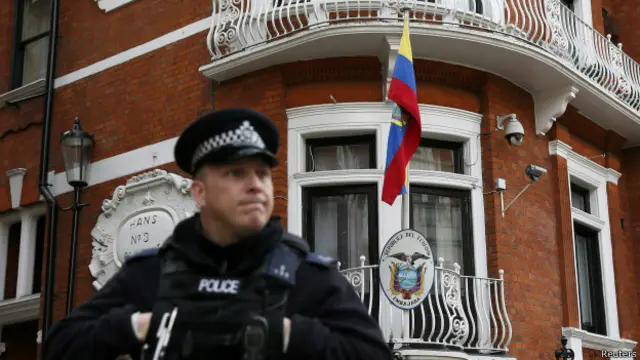 Скотленд-Ярд потратил на охрану лондонского посольства Эквадора, где скрывается Джулиан Ассанж, 10 млн фунтов (15,3 млн долларов)