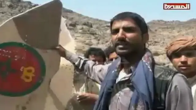 افراد قبیله ای با تجمع در کنار بقایای جنگنده اف-۱۶ سقوط این هواپیما را جشن گرفتند