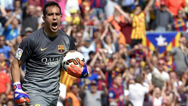 El chileno Claudio Bravo es el portero menos goleado de la Liga en España.