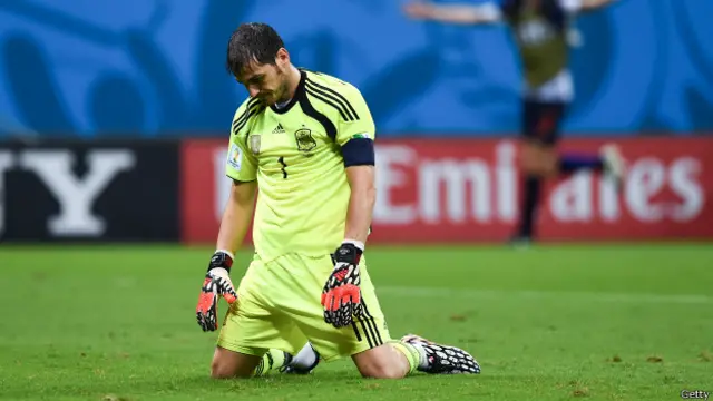La imagen de Casillas tras recibir cinco goles de Holanda en el Mundial de Brasil 2014. Pese a que muchos creyeron que iba a ser su último torneo con España, el portero sigue siendo llamado por el seleccionador, Vicente del Bosque.