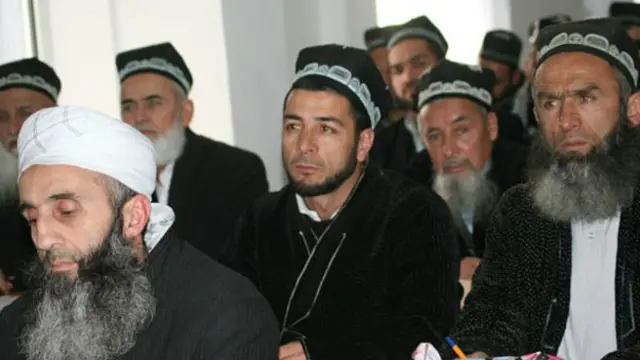 Tacikistanda milis bəzən şübhəli bildiyi şəxslərin saqqallarını qırxır.