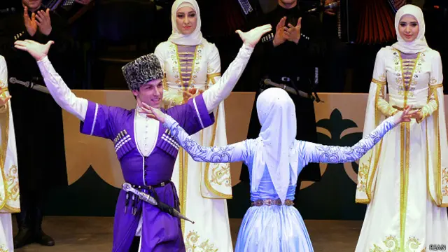 Участники ансамбля "Вайнах" выступают на открытии дворца танца Чеченского Государственного ансамбля "Вайнах" в Грозном.