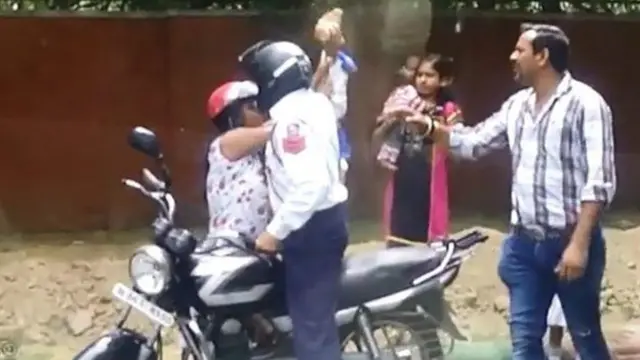 یہ ویڈیو قریب سے گزرنے والے ایک شخص نے بنائی تھی جس کے منظر عام پر آنے کے بعد پولیس اہلکار کو معطل کر دیا گیا ہے