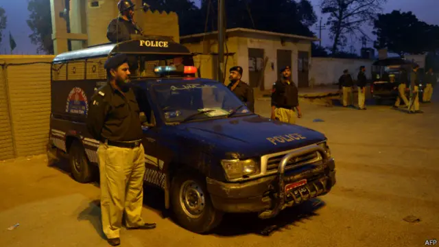 یونیورسٹی کے قریب فائرنگ ہوئی تھی جس کے بعد انتظامیہ نے پولیس اور رینجرز کو آگاہ کیا